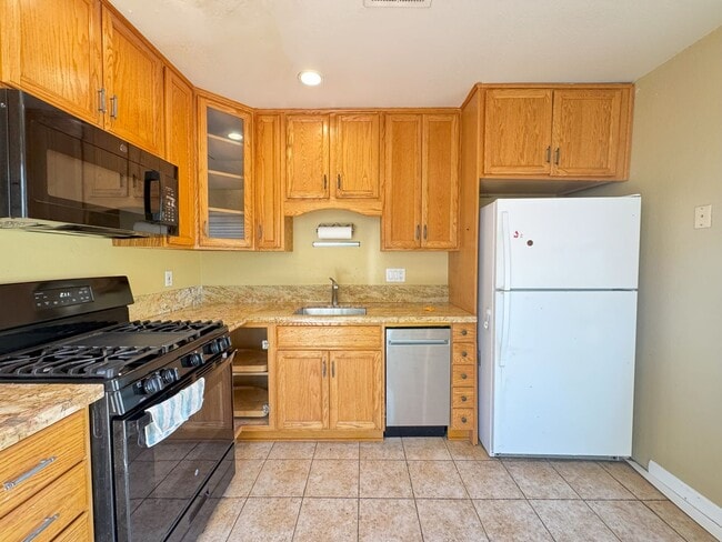 Building Photo - Move in Special-Mira Mesa three bedroom home with yard!