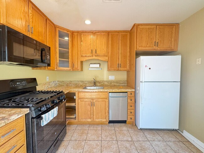 Foto del edificio - Move in Special-Mira Mesa three bedroom home with yard!