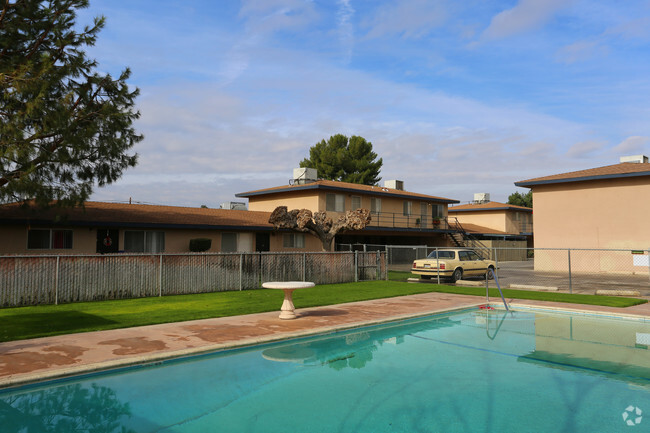 Piscina - Lacey Villa Apartments