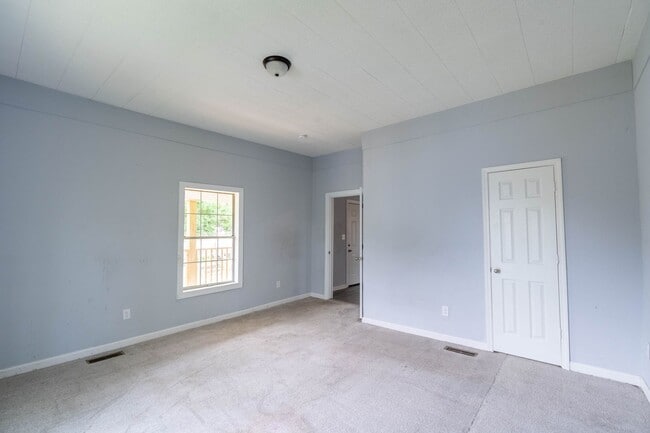 Building Photo - AVAILABLE NOW at a Good Price. 2 Bed 1 Bath FOR LEASE in Lewisburg. $850 Rent.