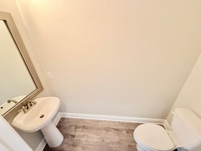 Building Photo - 3-Bedroom Townhome - Prime Pensacola Location