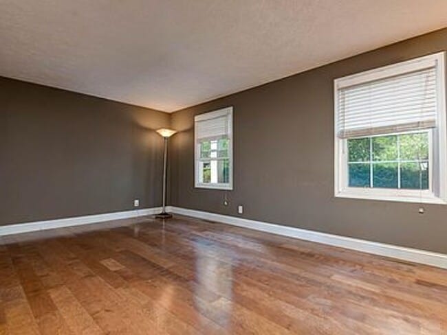 Building Photo - Luxury, Location, and Convenience.