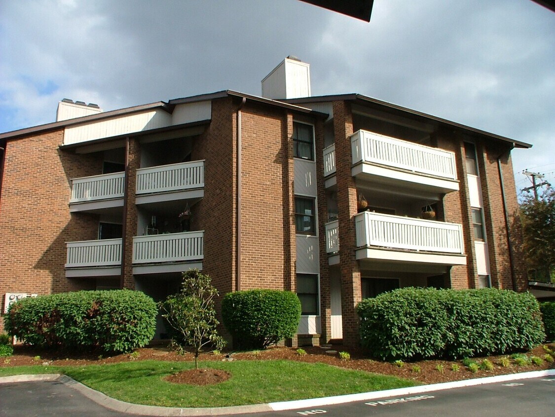 Primary Photo - 120 Hillsboro Pl