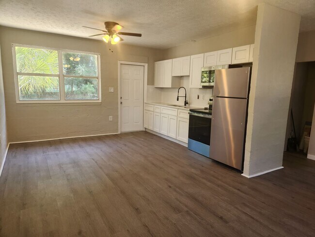 Foto del edificio - Charming 2 bedroom 1 bathroom Holly Hill home