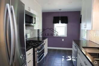 Building Photo - 406 18th Ave SW