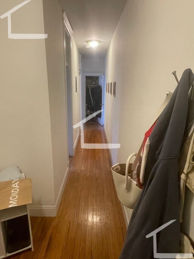 Building Photo - 14 Camelot Ct