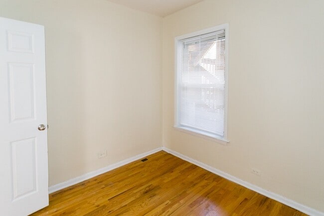 Building Photo - 621 W Barry Ave