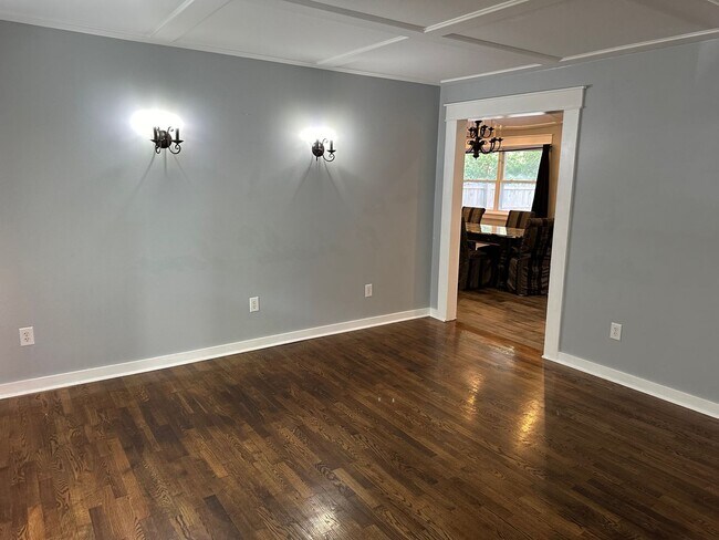 Building Photo - 3 BEDROOM 2 BATHROOM HOUSE FOR RENT