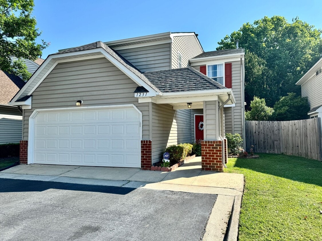Primary Photo - Available 08-08-25 in Cedar Crossing! A Pe...