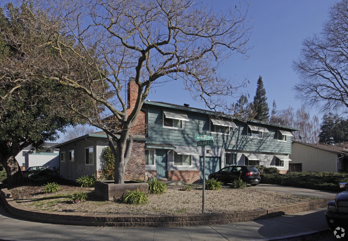 Primary Photo - Summitt Court Apartments
