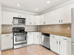 Building Photo - 10 Cottonwood St