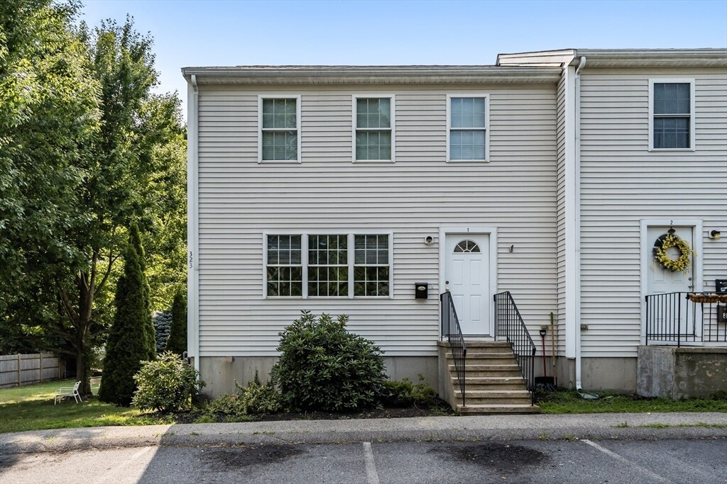 Primary Photo - 323 Commercial St
