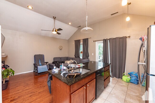 700 N Noble,-2W - 700 N Noble,-2W Apartment