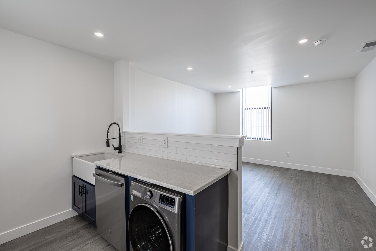 1BR, 1BA - Kitchen - 484 Main St