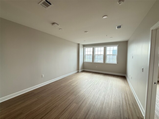 Building Photo - 716 Waugh Dr