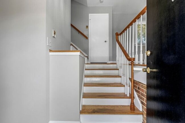 Building Photo - Large Home in Four Seasons Area, Hardwoods, Dining Room, Screed Porch, Fenced!