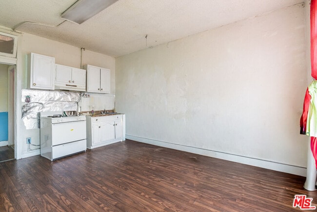 Building Photo - 256 W Florence Ave