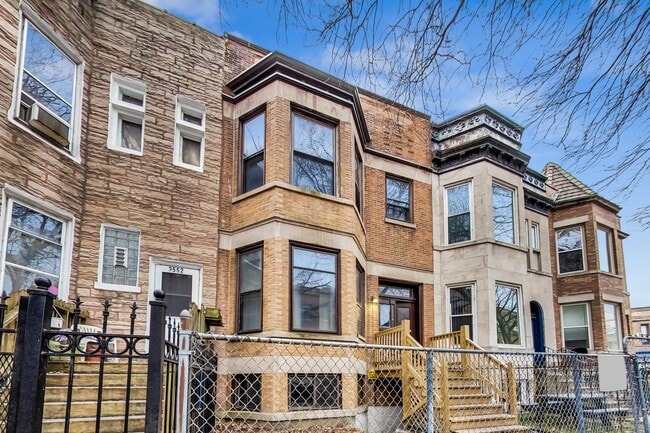 Building Photo - 3554 N Wilton Ave