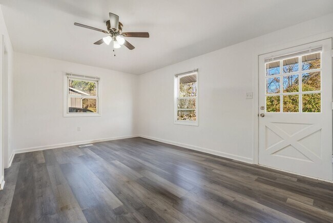 Building Photo - Newly renovated single family in Carrboro! Available 2/1/2026!