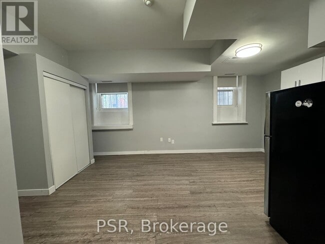 Building Photo - 205-205 Gerrard St E