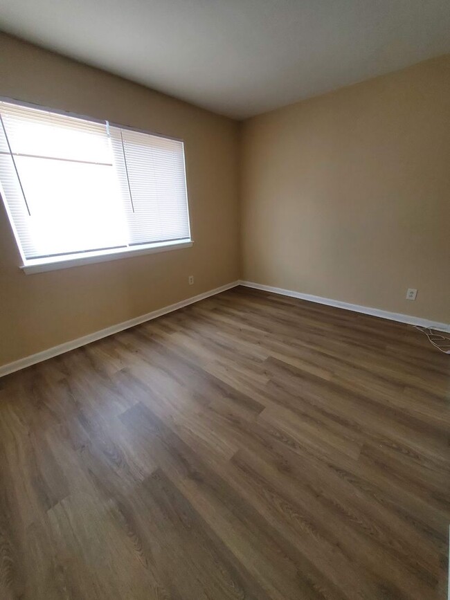 Building Photo - Absolutely Adorable two bedroom is move in...