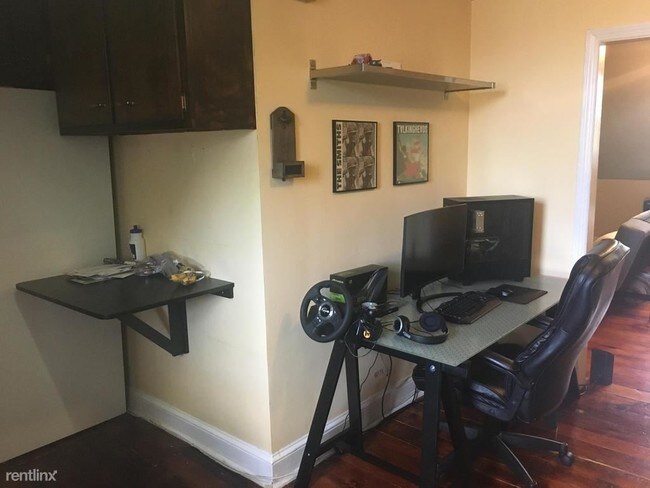 Building Photo - 1 br, 1 bath Apartment - 249 Pine St 4 Unit 4