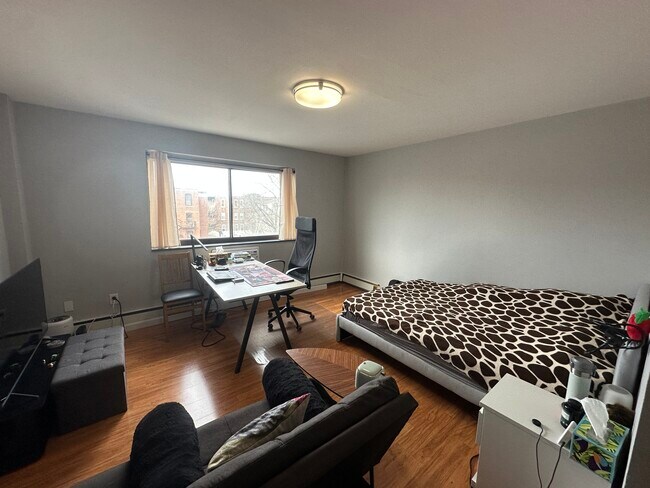 Building Photo - 35 Glencoe St