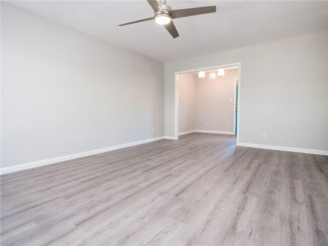 Foto del edificio - 2524 Glen Springs Way
