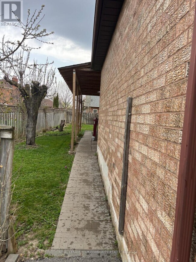 Photo du bâtiment - 166 Knightswood Ave