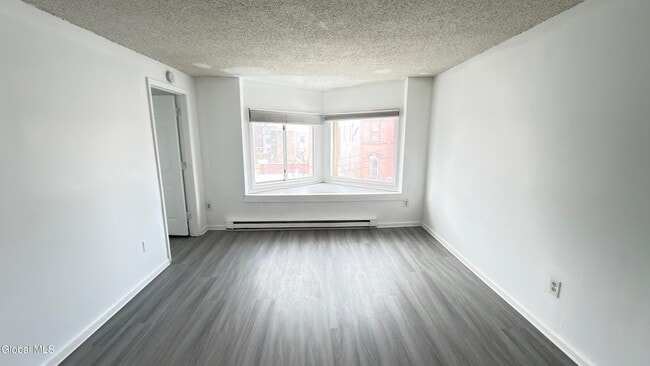 Building Photo - 3134 6th Ave