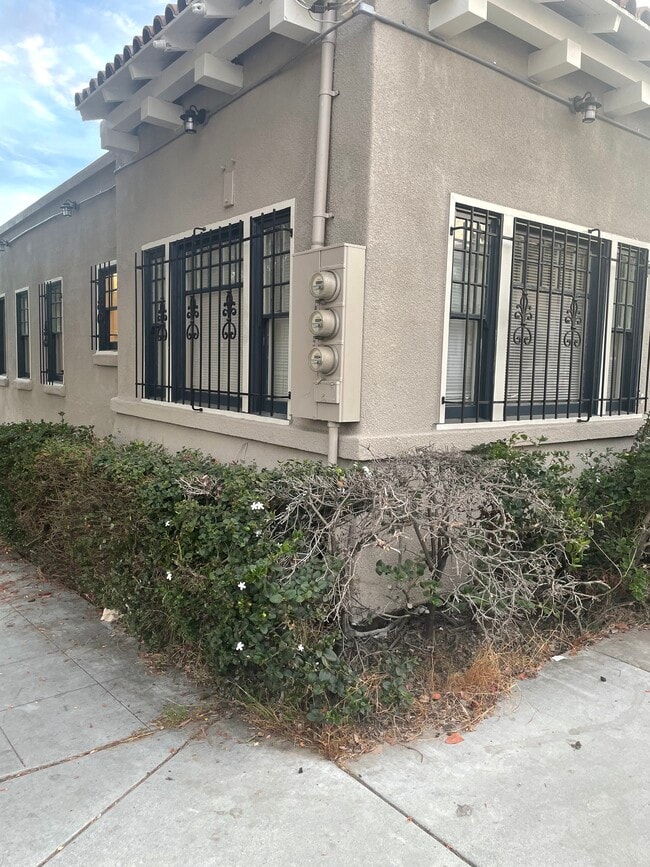 Building Photo - 745 Robinson Ave