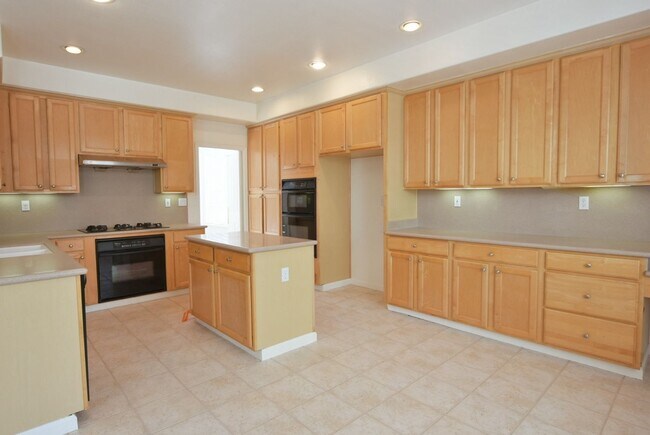 Building Photo - Gorgeous and Spacious 5 Bedroom 4 Bath Hom...