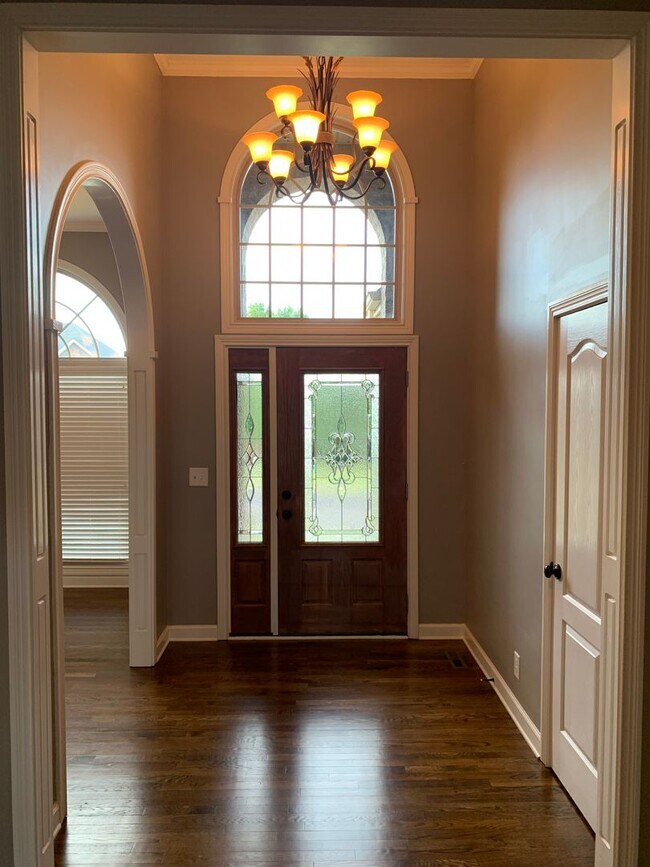 Foto del edificio - Luxury Living! Beautiful Brick Home in Sango with 3 car garage.