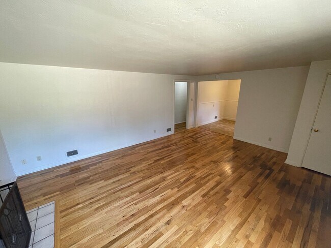 Building Photo - Fantastic SE Salem location!