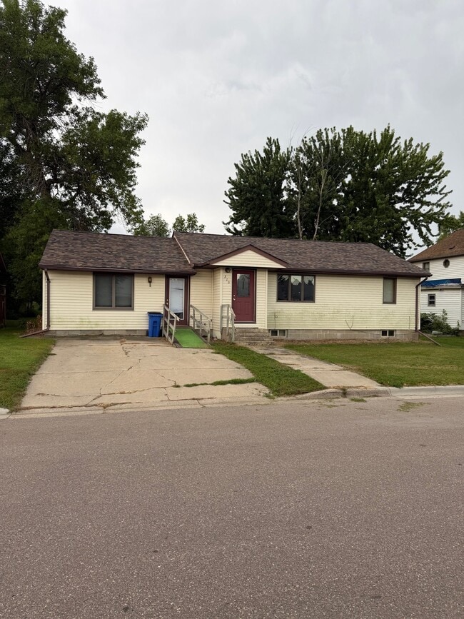 Building Photo - 713-713 13th Ave