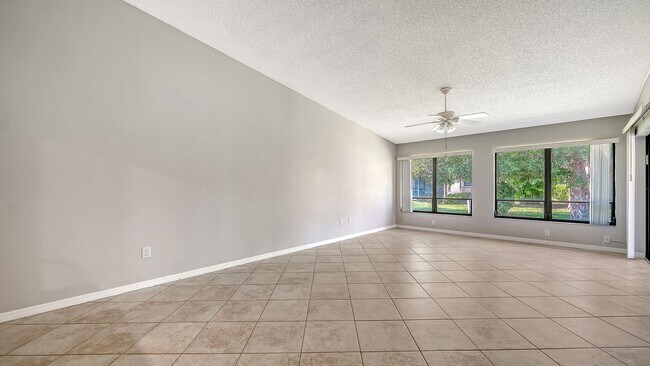Foto del edificio - Renovated 2/2 Home with Garage in South Sarasota