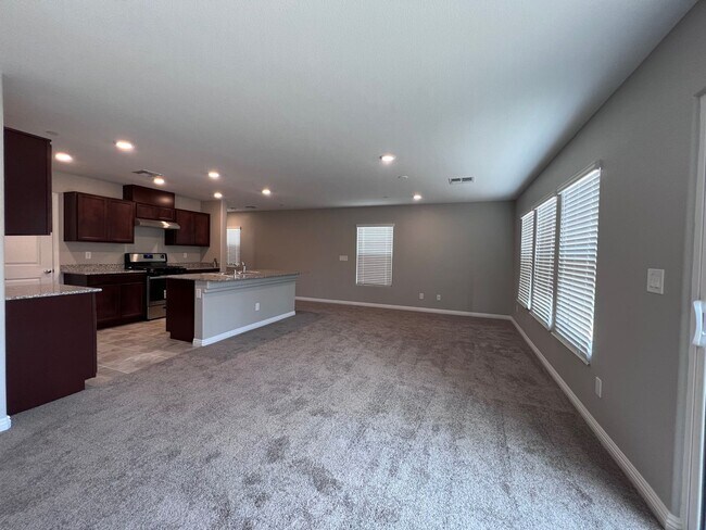 Foto del edificio - NEWER HOME 3 BEDROOM 2.5 BATH LOFT AND 2 C...