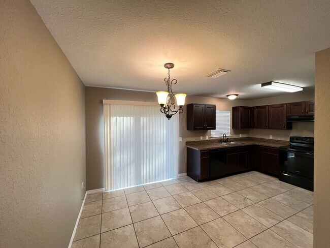 Building Photo - 3 Bedroom 2 Bathroom home in Belleview
