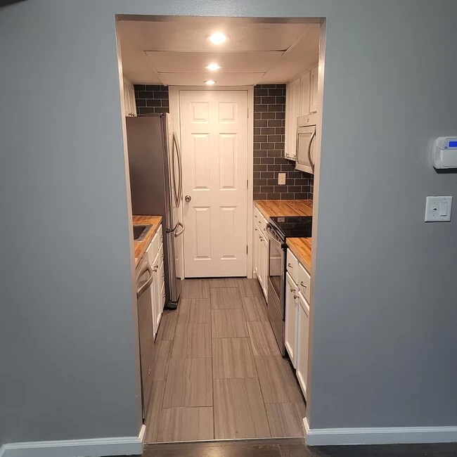 Building Photo - 991 Manor Ln