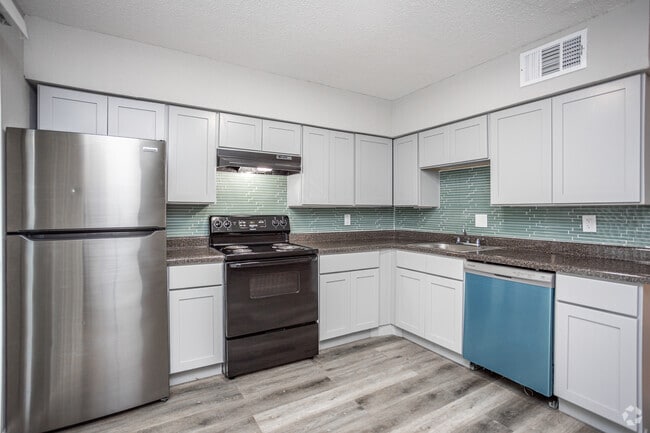 3BR, 1.5BA - 1,142SF - Kitchen - Lakeside Reserve