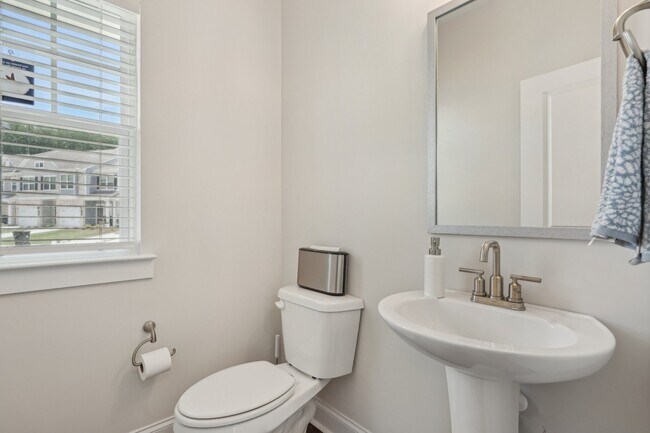 Medio baño en el 1er piso - Satterfield Commons