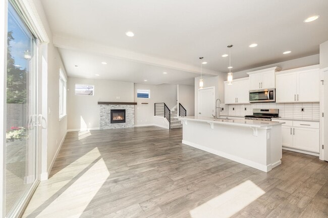 Foto del edificio - Modern home with 4 bed 2.5 bath available ...