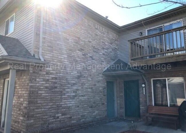 Building Photo - Spacious 2 Bed Condo with Attached Garage