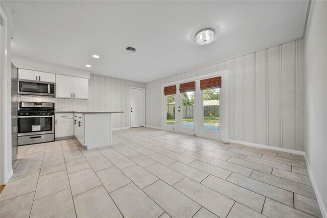 Building Photo - 5120 De Milo Dr