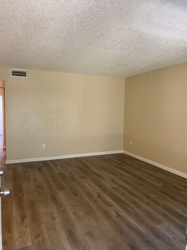 Building Photo - Parkwood Ct 4401