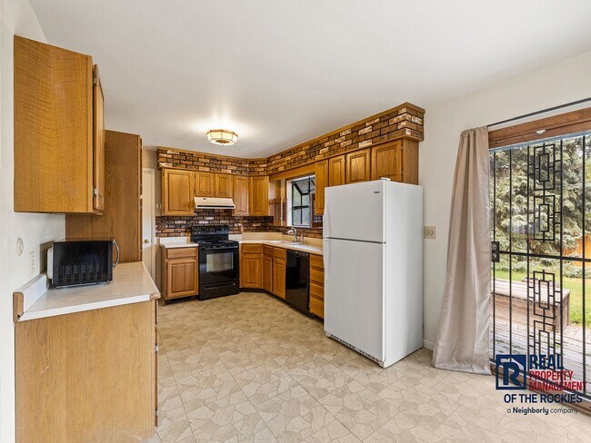 Foto del edificio - Cozy 3-Bed, 2-Bath Home with Fireplace, & ...