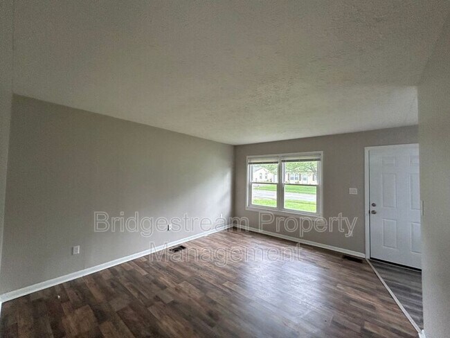 Building Photo - 1833 Drake Dr