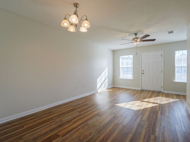 Building Photo - 2BD/2.5B Townhome in Valdosta!