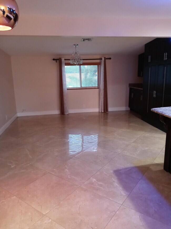 Foto del edificio - 1371 Woodcrest Rd W