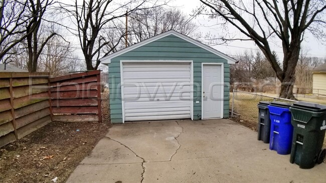 Building Photo - 2923 Russell Dr NE